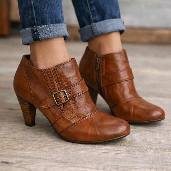 Audrey Brooke Shoes - SZ 9M
Audrey Brooke Adele Cognac Leather Ankle Booties Buckle Heel